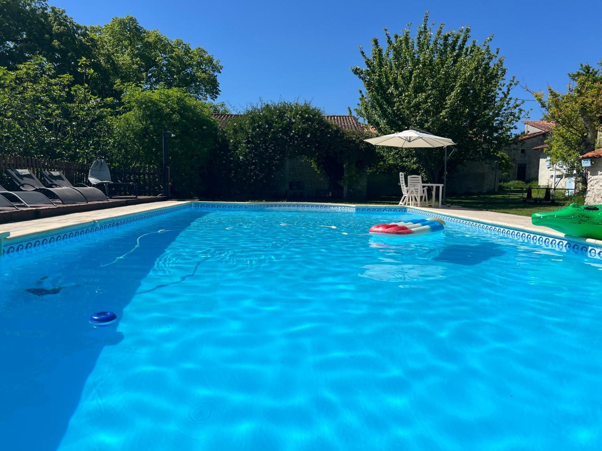 Entire Apartment With Swimming Pool Near Aubeterre Saint-Romain  Exterior photo
